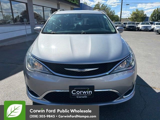 Used 2017 Chrysler Pacifica Touring-L FWD image 2