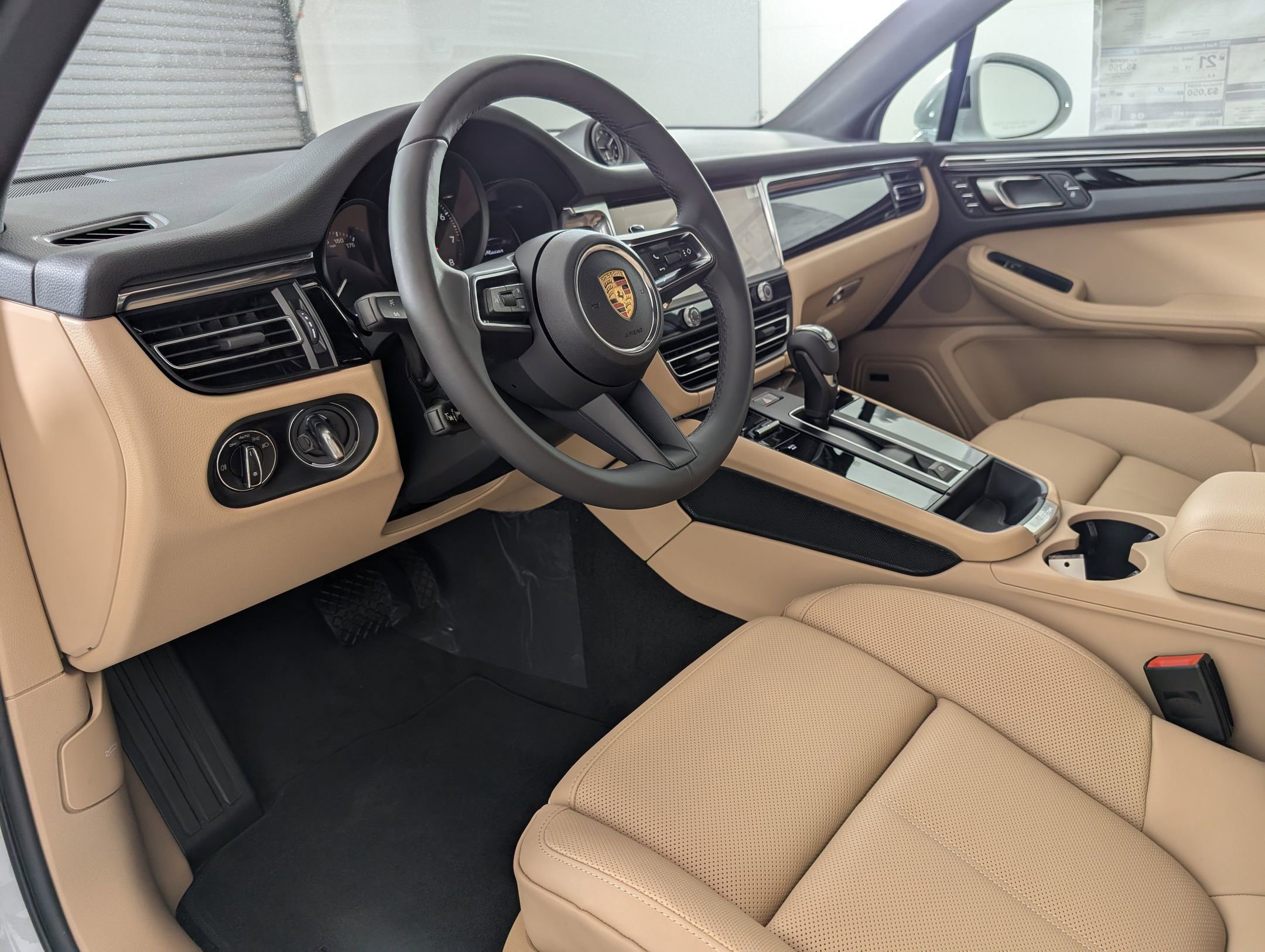 Certified 2025 Porsche Macan image 4