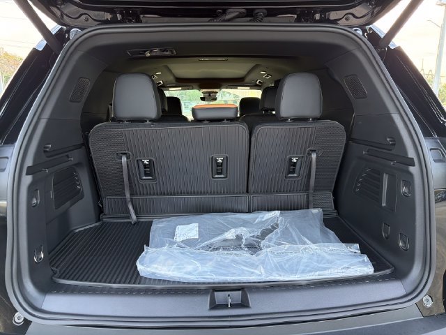 New 2027 Chevrolet Traverse Z71 w/ Driver Confidence Package AWD/4WD image 9