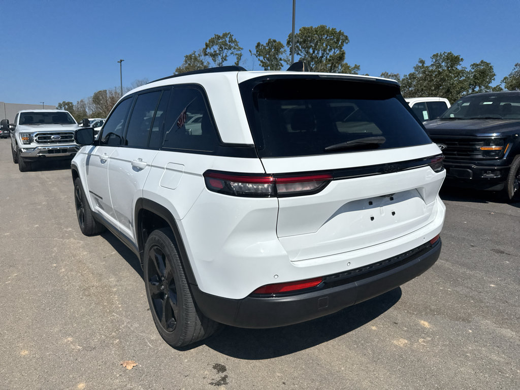 Used 2023 Jeep Grand Cherokee Altitude RWD image 7