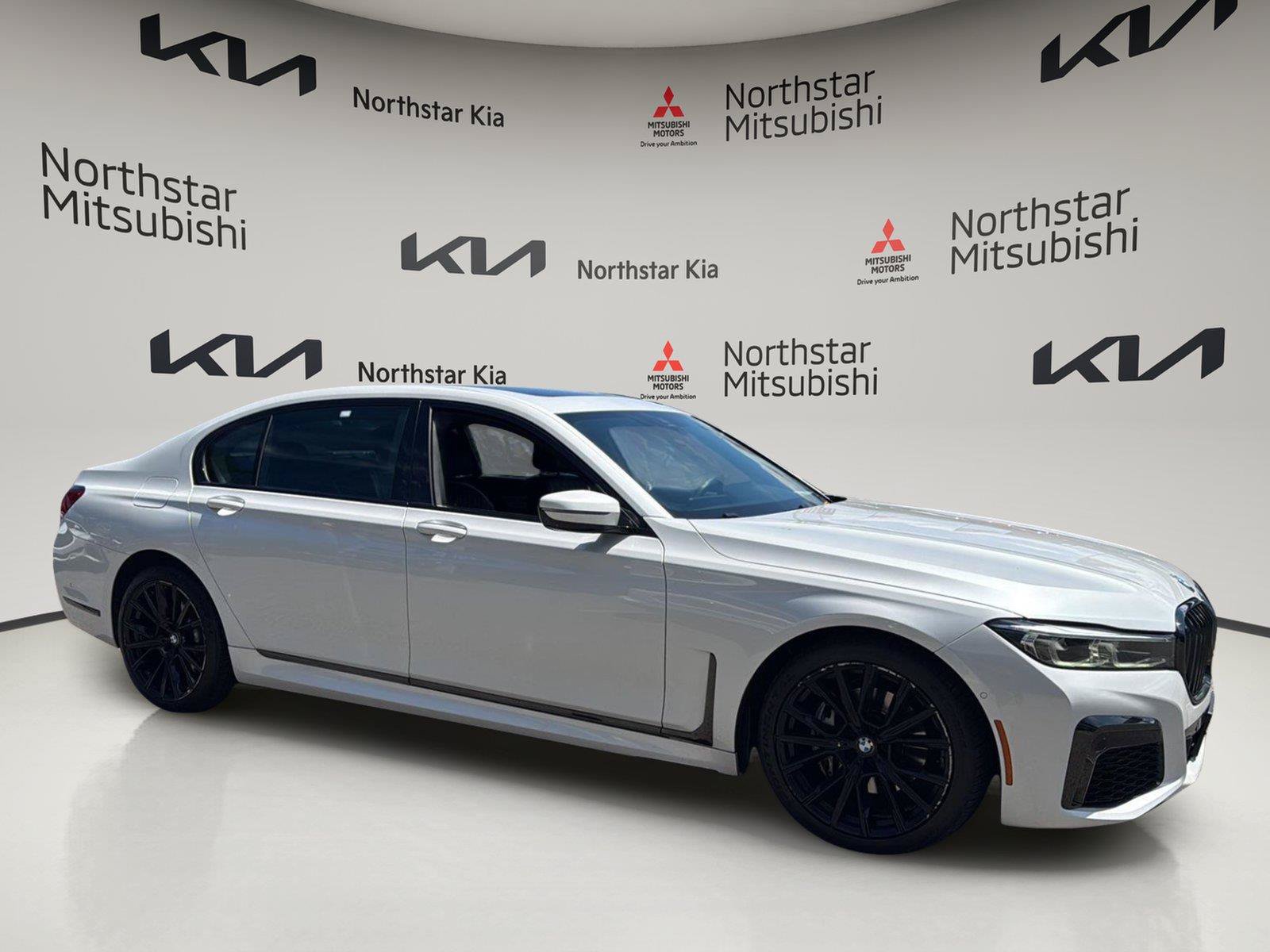Used 2022 BMW 740i xDrive w/ M Sport Package AWD/4WD image 9