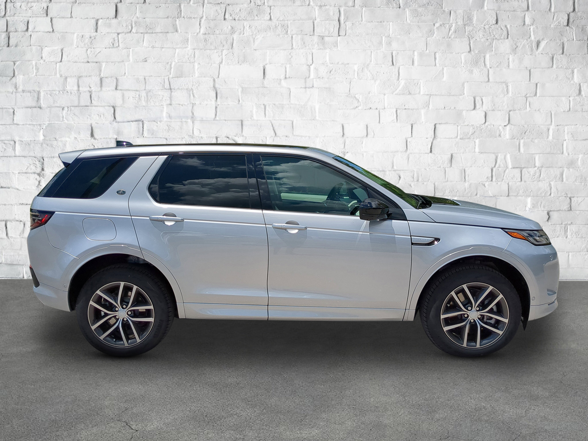 New 2025 Land Rover Discovery Sport S image 7