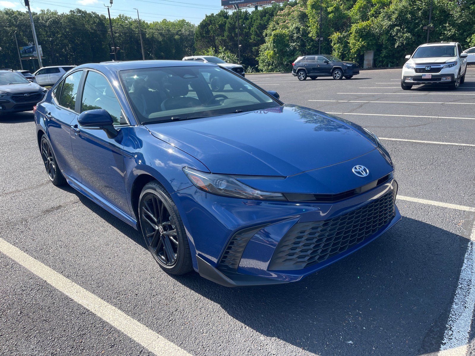Used 2025 Toyota Camry SE w/ Convenience Package FWD image 1