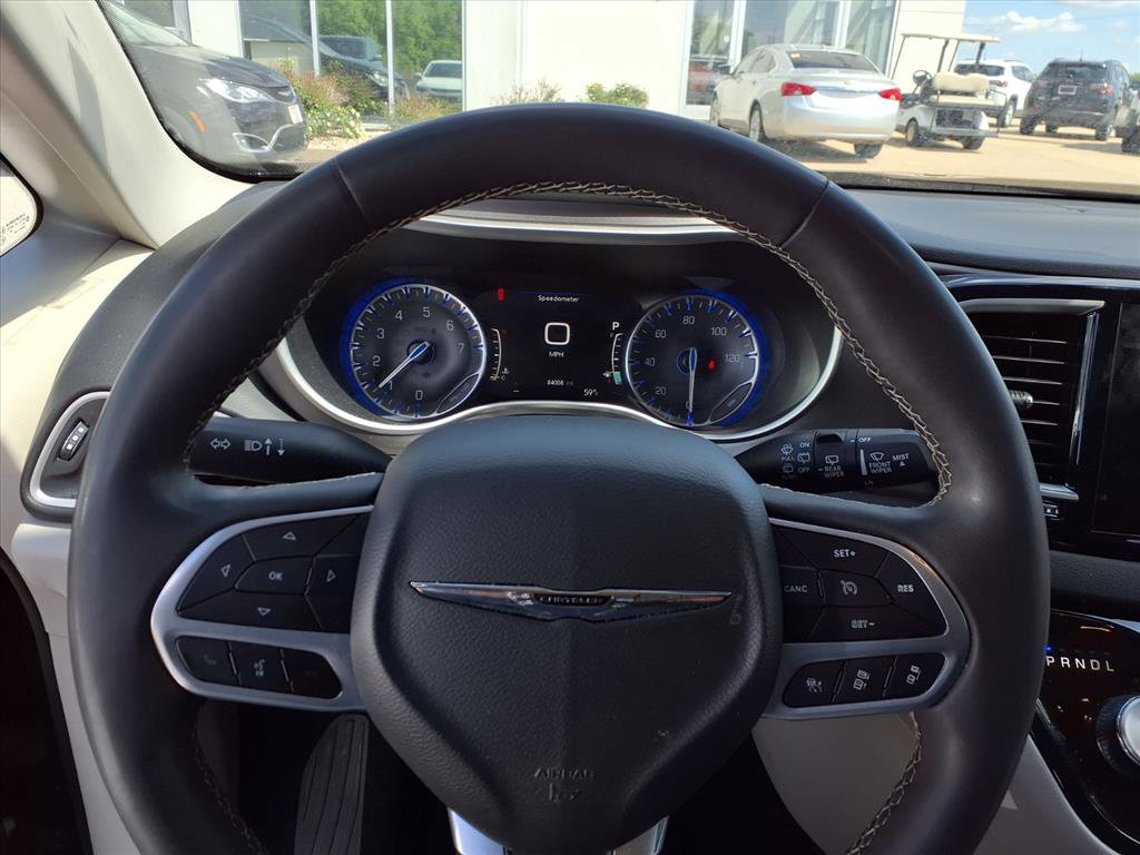 Used 2023 Chrysler Pacifica Touring-L FWD image 9