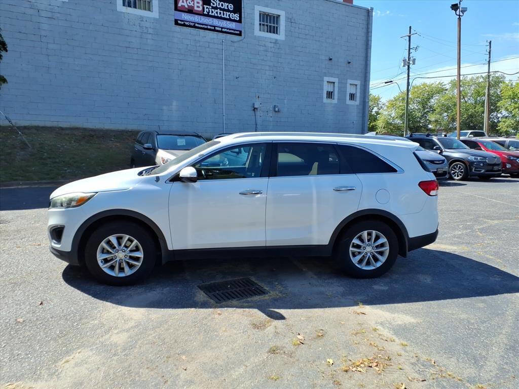 Used 2017 Kia Sorento LX w/ LX Convenience Package image 8