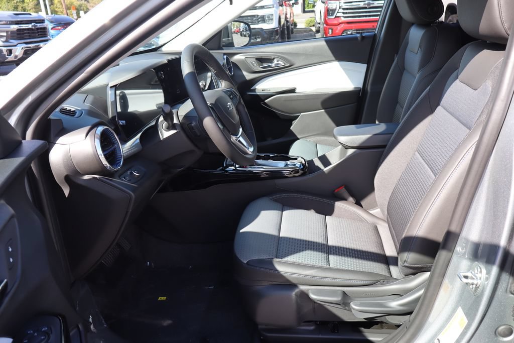 New 2026 Chevrolet Trax LT w/ Midnight Edition FWD image 5