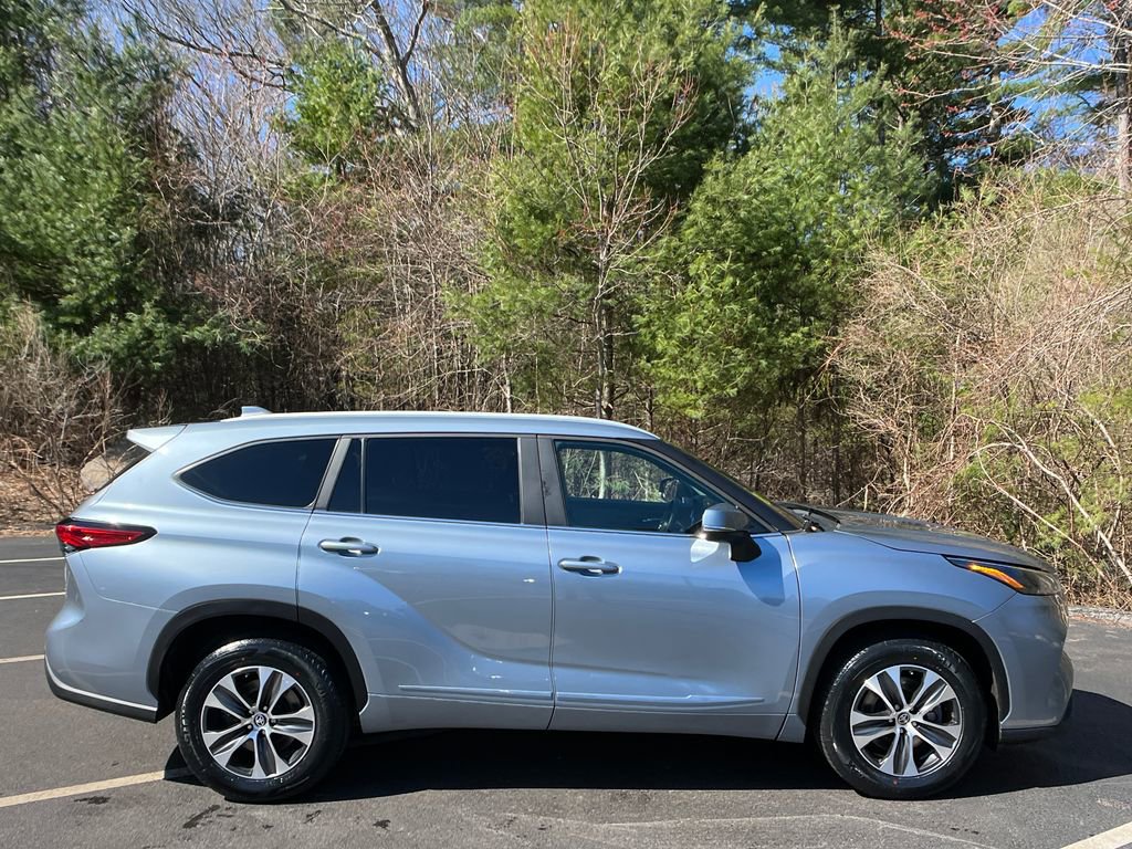 Used 2023 Toyota Highlander XLE image 6