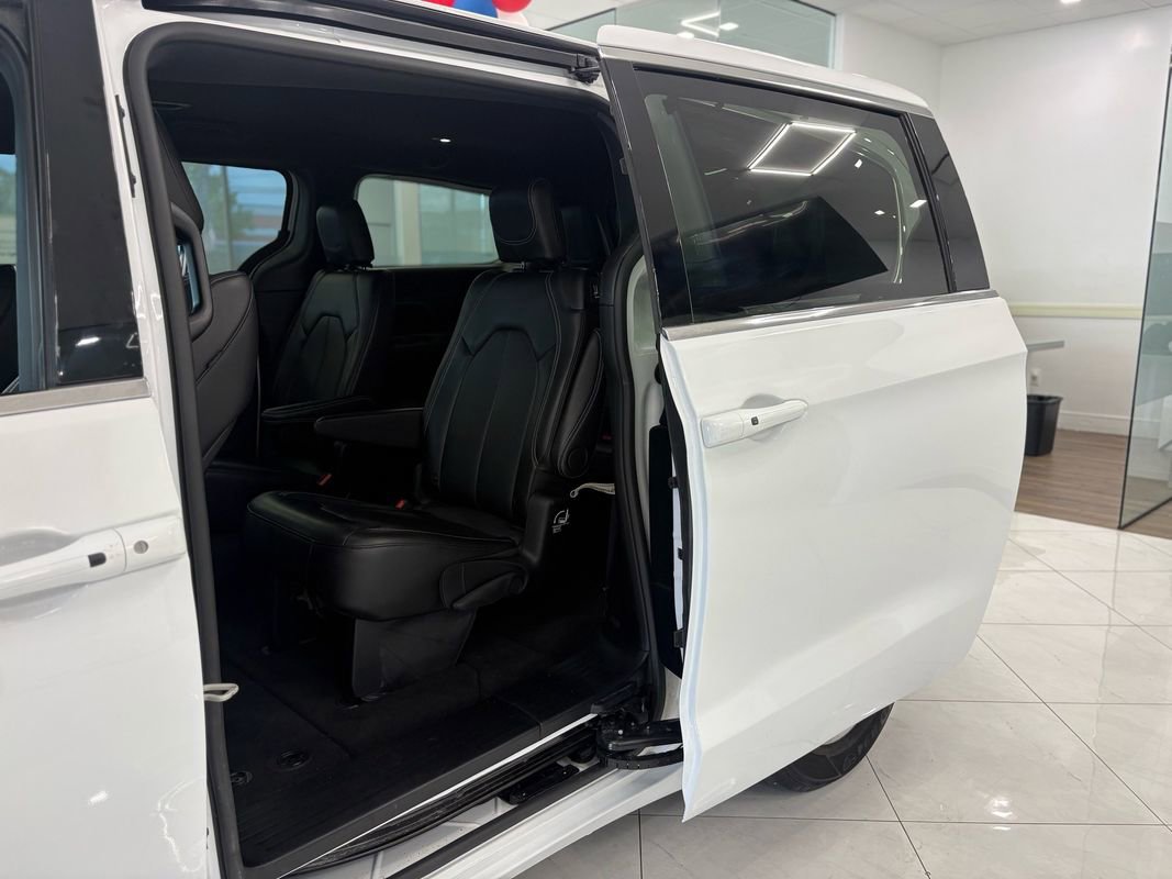 Used 2025 Chrysler Pacifica Select FWD image 16