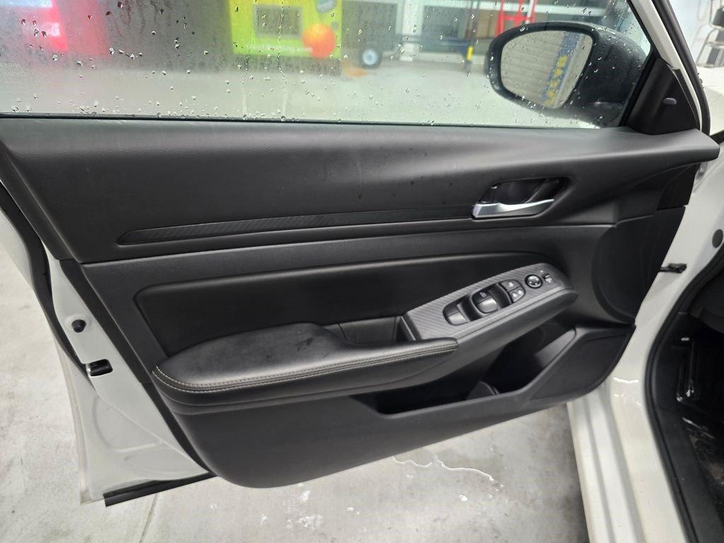 Used 2024 Nissan Altima 2.5 SV FWD image 13