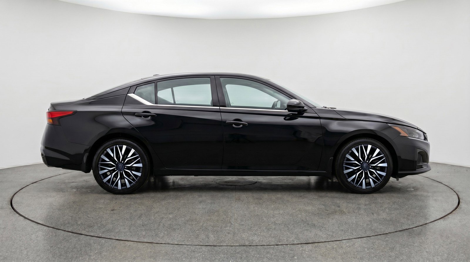 Used 2025 Nissan Altima 2.5 SV FWD image 11