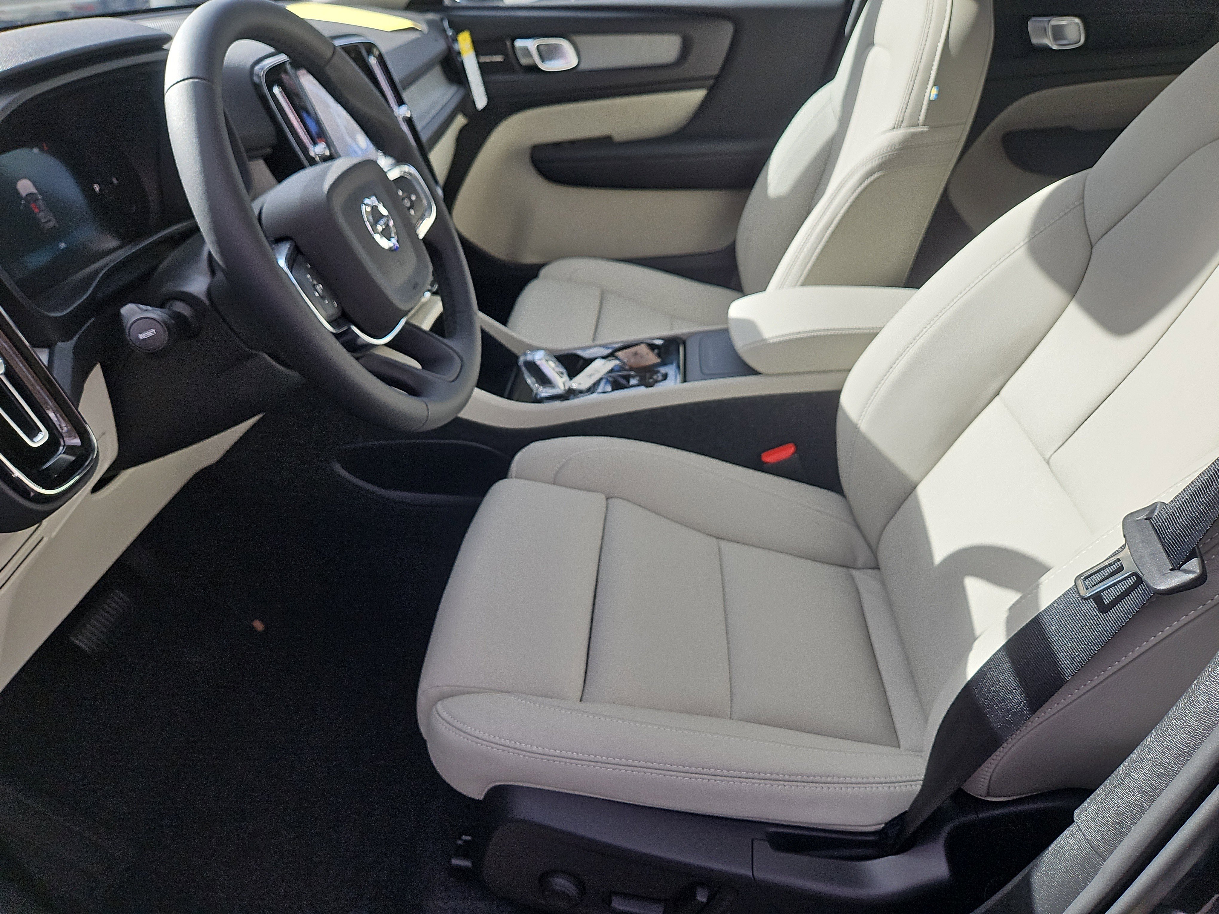 New 2026 Volvo XC40 B5 Ultra w/ Protection Package Premier image 21