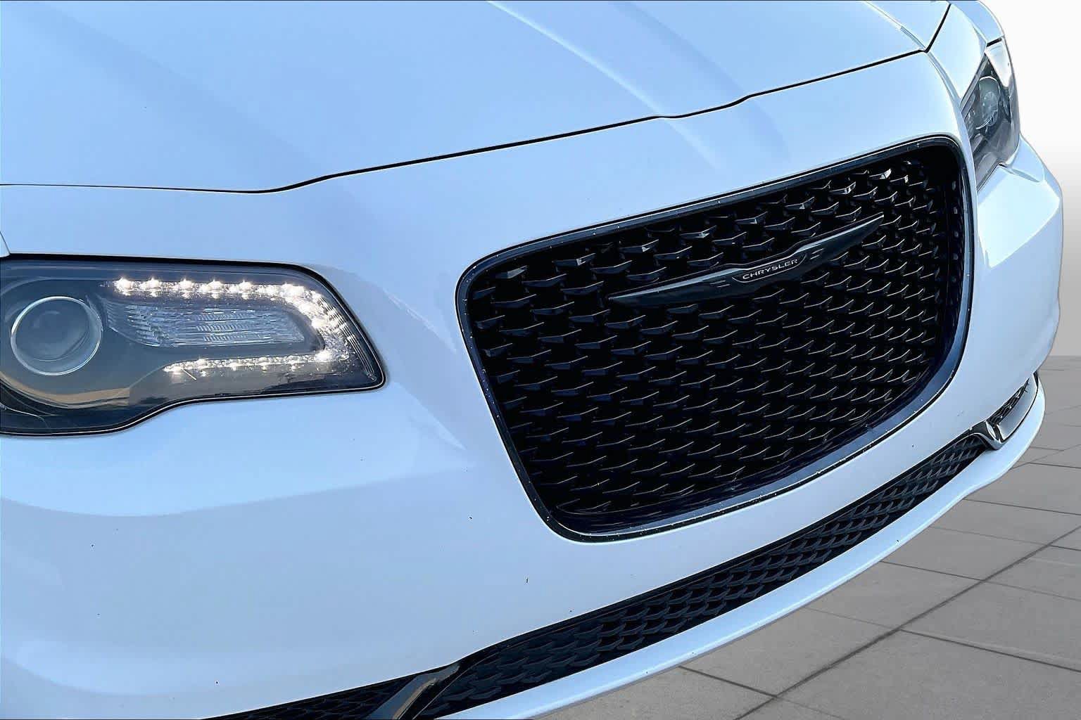 Used 2021 Chrysler 300 Touring w/ Sport Appearance Package RWD image 28