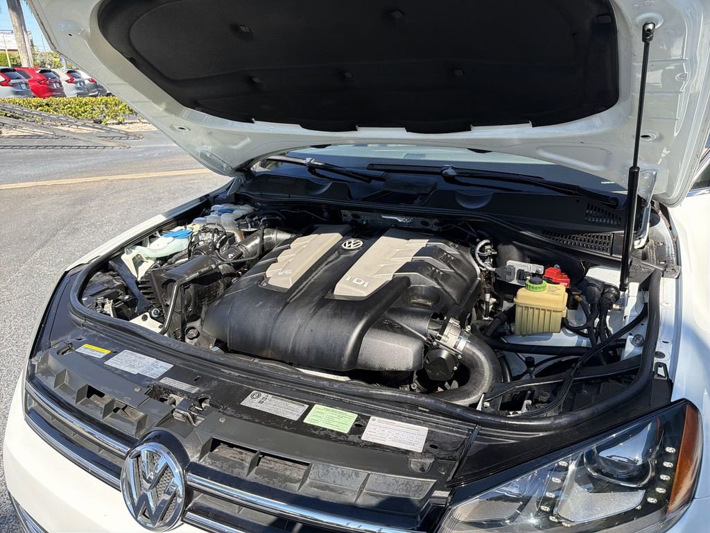 Used 2013 Volkswagen Touareg Sport image 30