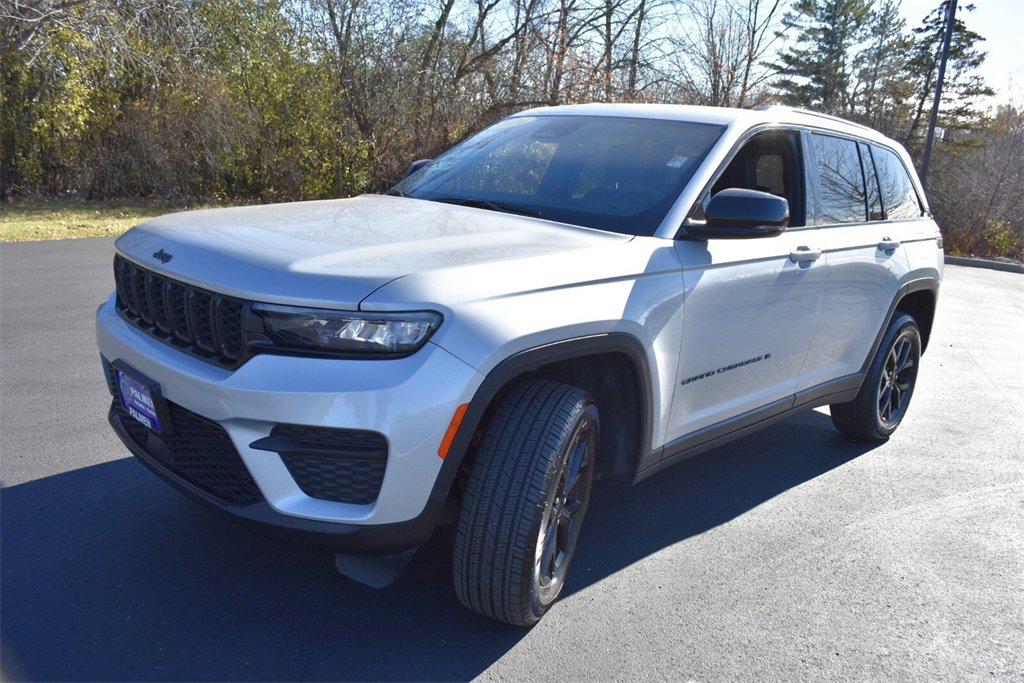 Used 2024 Jeep Grand Cherokee Altitude image 10