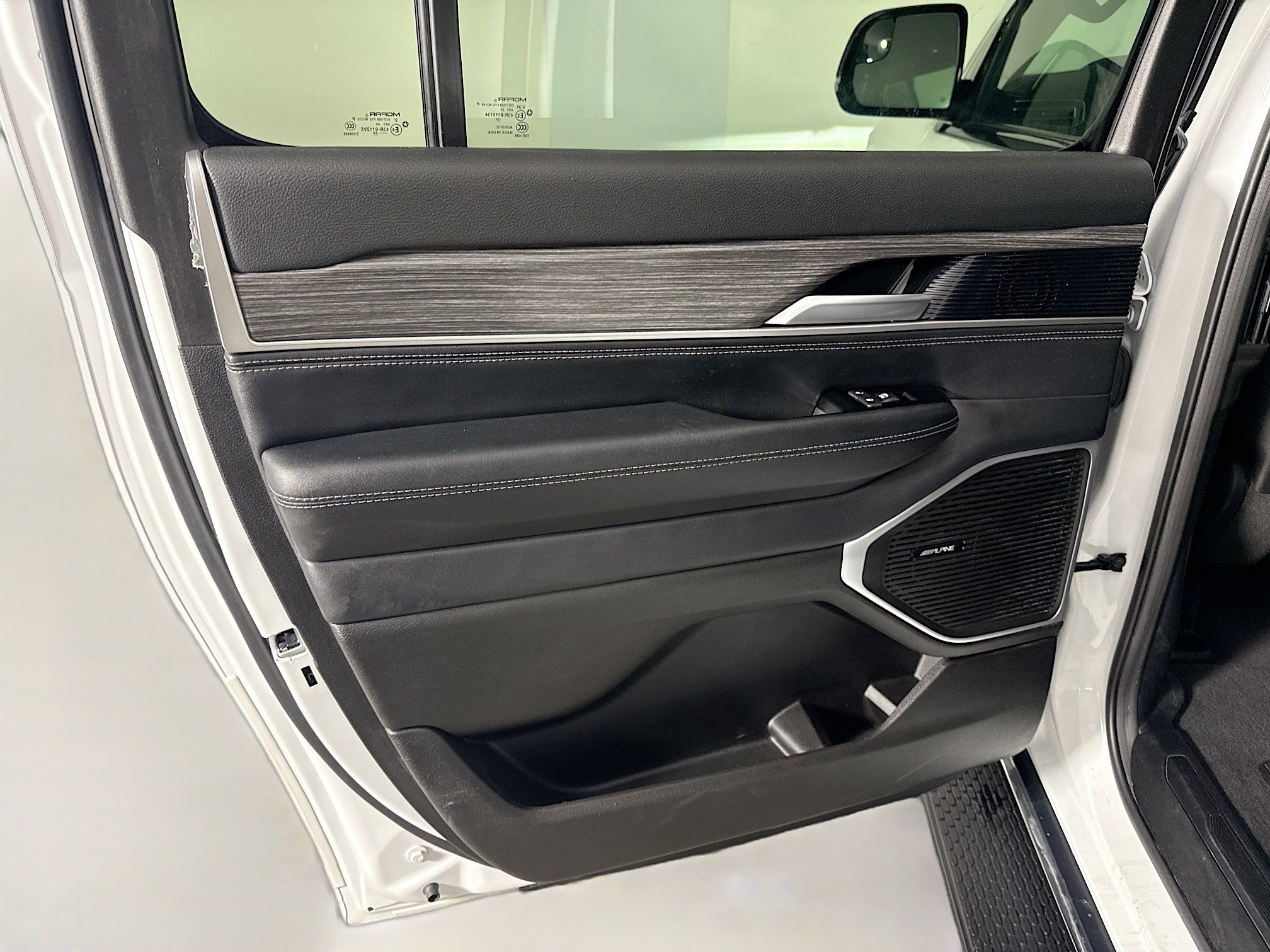 Used 2024 Jeep Wagoneer L Series II w/ Flexible Seating Group RWD image 26