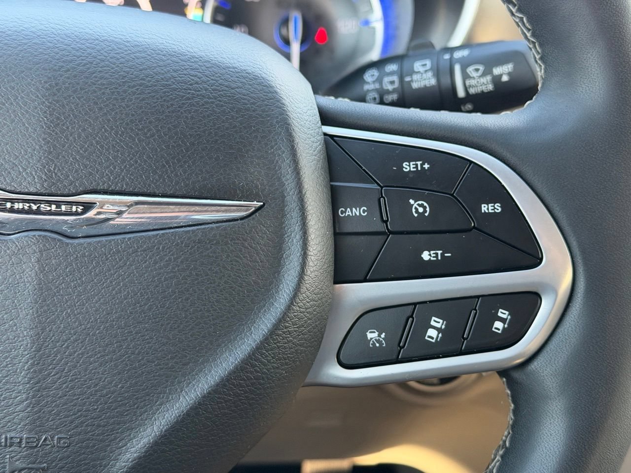 Used 2023 Chrysler Pacifica Touring-L FWD image 18