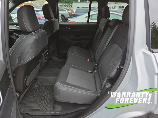 Used 2024 Jeep Grand Cherokee Laredo w/ Luxury Tech Group I AWD/4WD image 15
