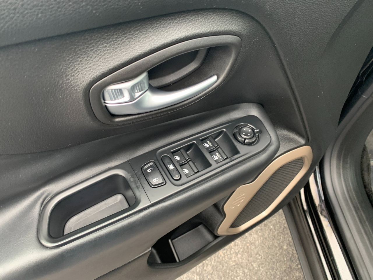 Used 2017 Jeep Renegade Limited image 10