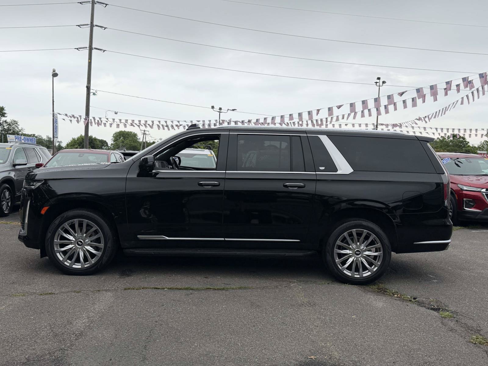 Used 2022 Cadillac Escalade ESV Premium Luxury AWD/4WD image 3