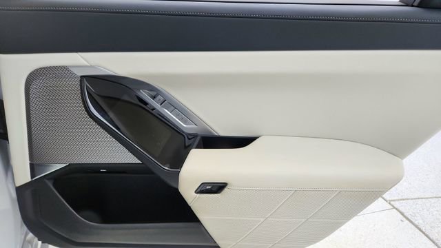 Used 2025 BMW 740i xDrive image 27