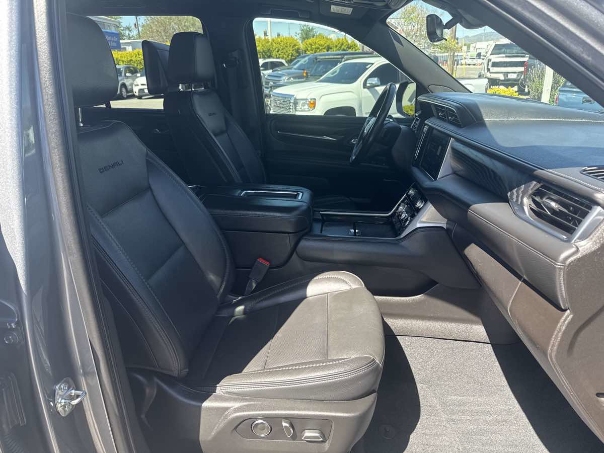 Used 2021 GMC Yukon Denali w/ Denali Ultimate Package AWD/4WD image 27