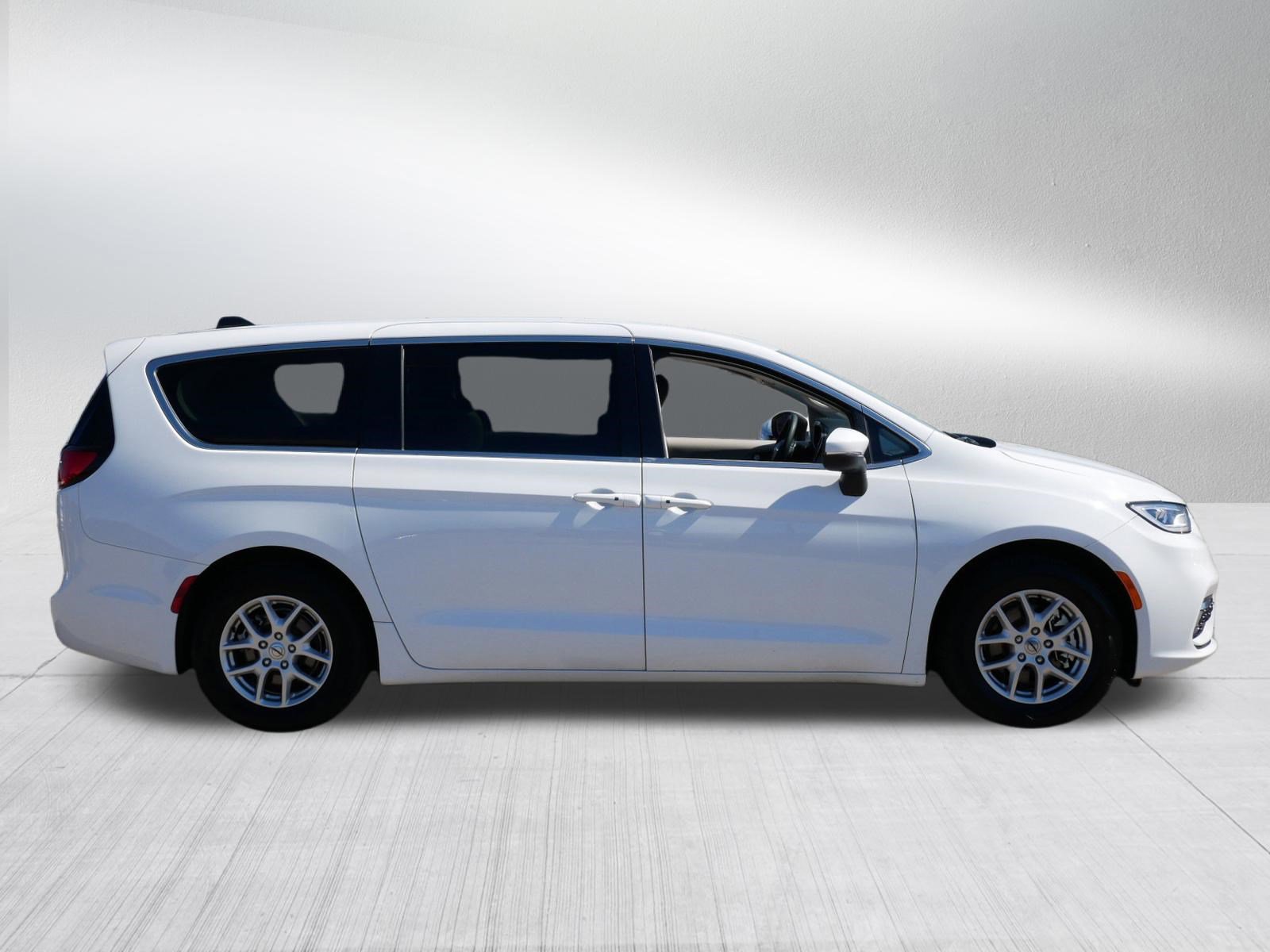 Used 2023 Chrysler Pacifica Touring-L FWD image 7