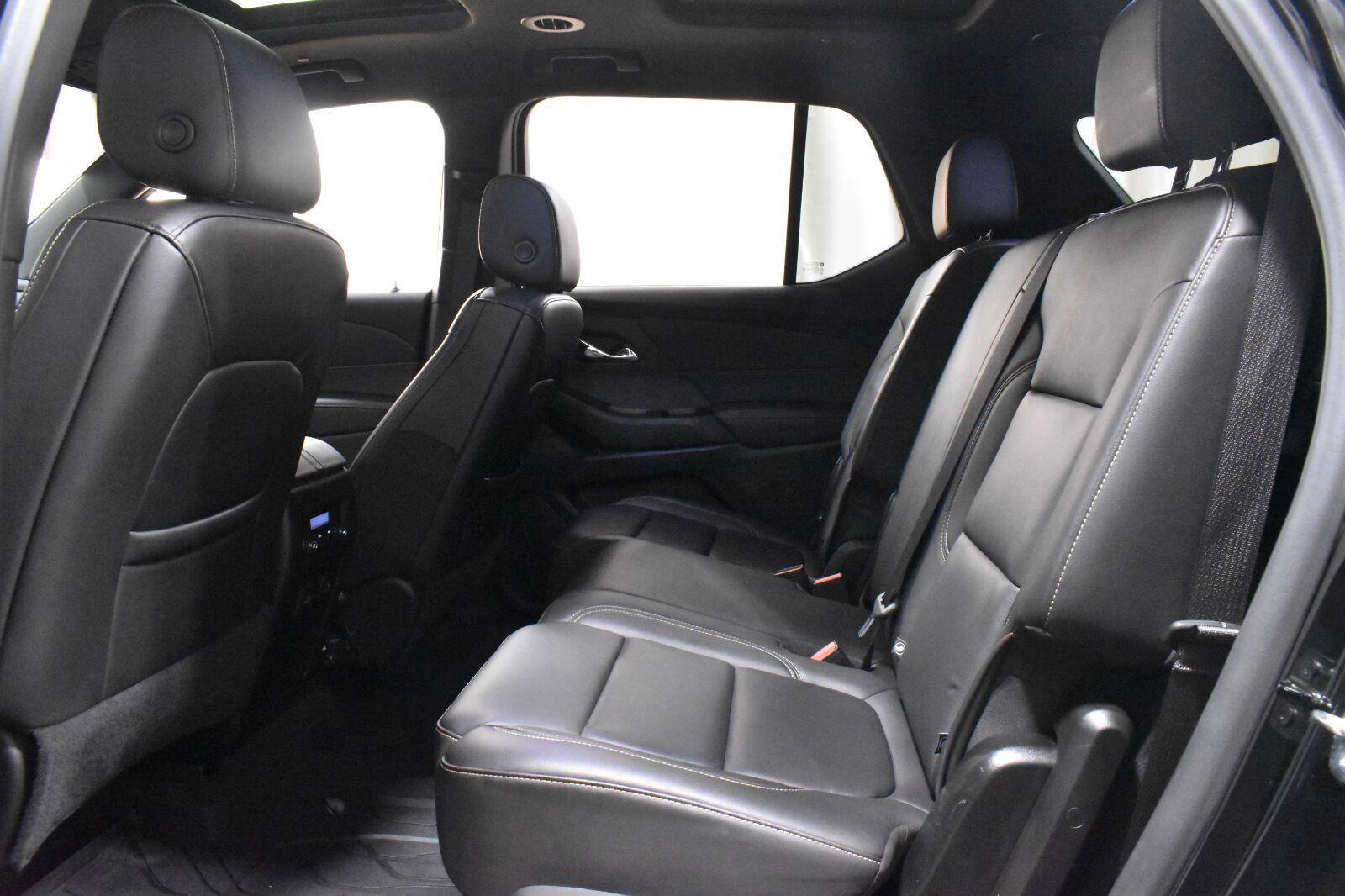 Used 2023 Chevrolet Traverse LT w/ LT Premium Package AWD/4WD image 5