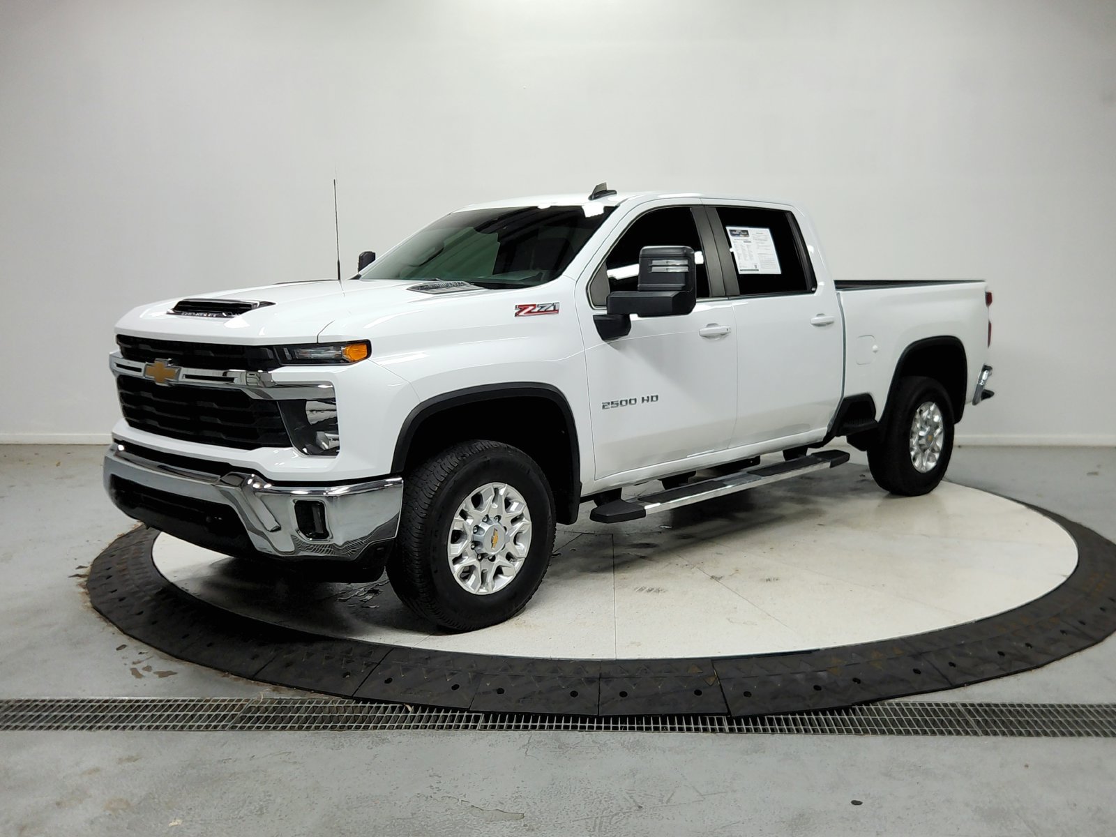 Used 2025 Chevrolet Silverado 2500 LT AWD/4WD image 4