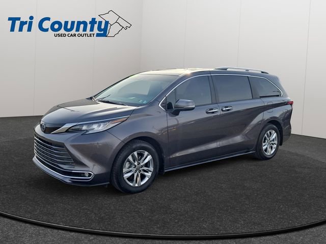 Used 2025 Toyota Sienna Limited image 3