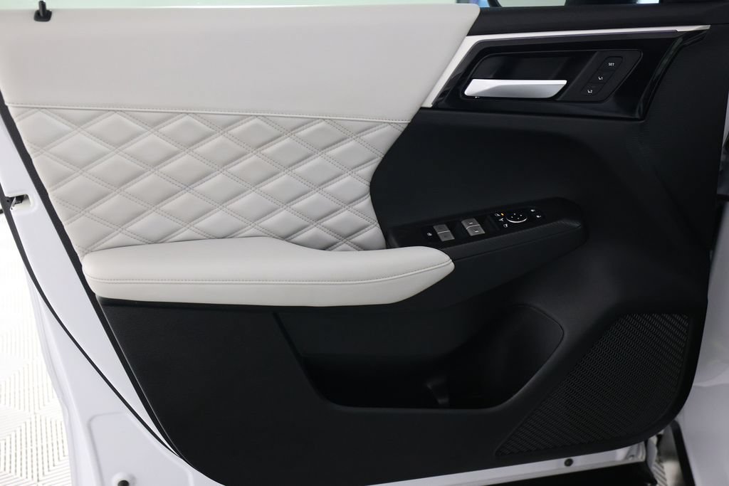 Used 2024 Mitsubishi Outlander SEL FWD image 17