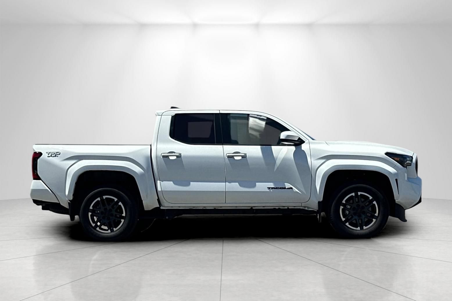 Used 2025 Toyota Tacoma TRD Sport AWD/4WD image 2