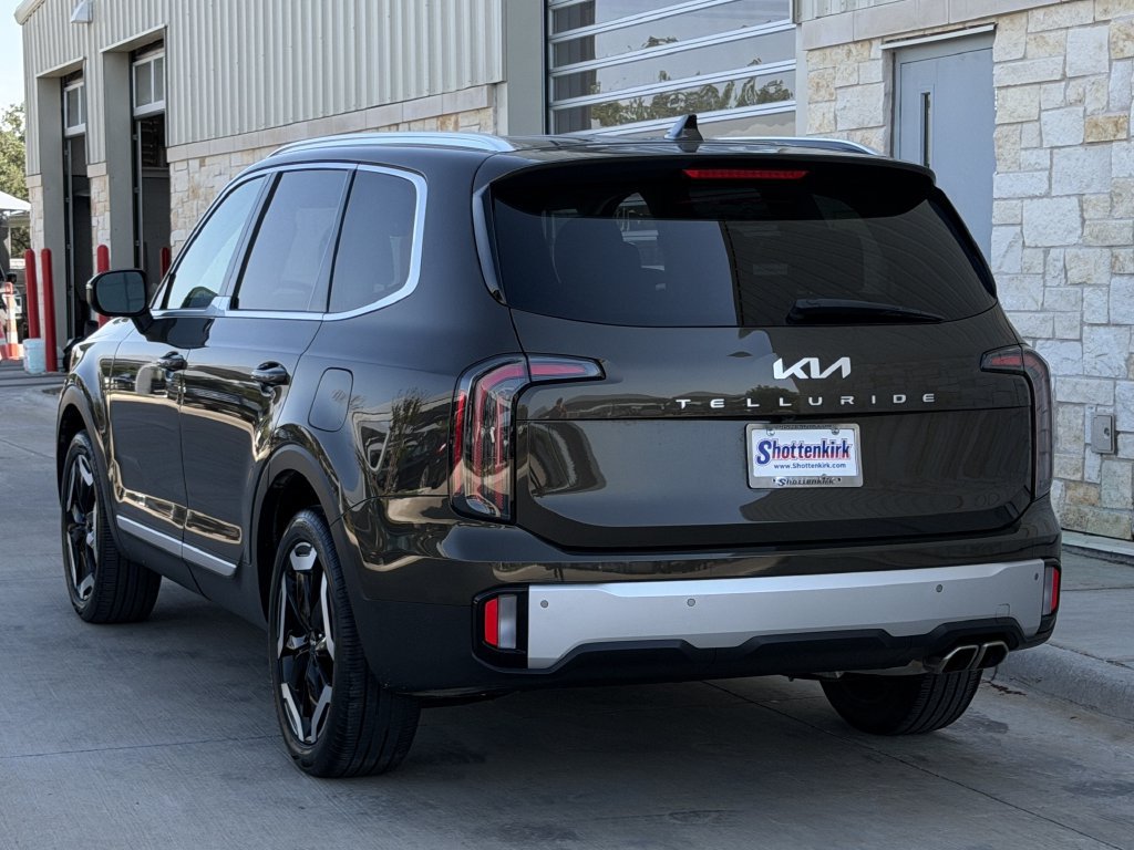 Used 2024 Kia Telluride EX w/ EX Captain's Chair Package FWD image 4