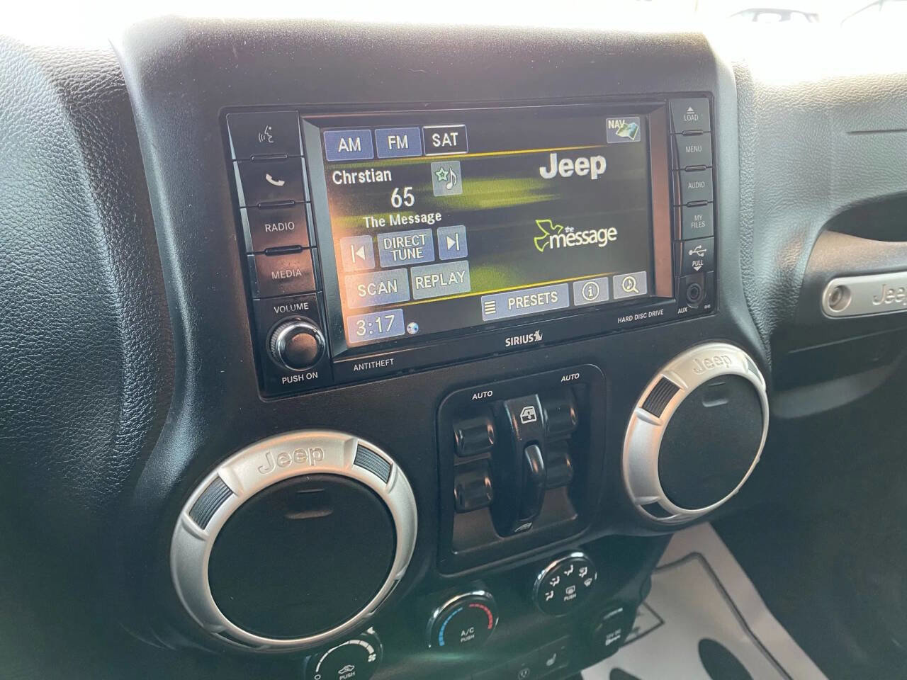 Used 2017 Jeep Wrangler Unlimited Rubicon w/ Cold Weather Group image 17