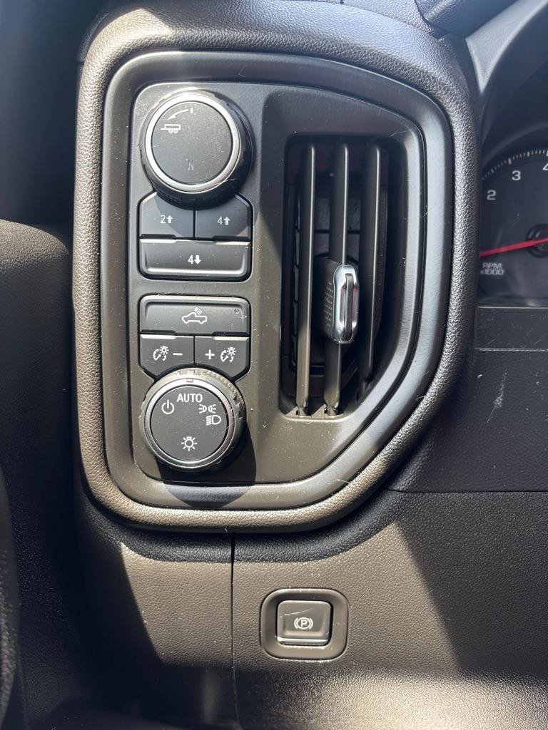 Used 2022 Chevrolet Silverado 2500 Custom w/ Custom Convenience Package AWD/4WD image 18