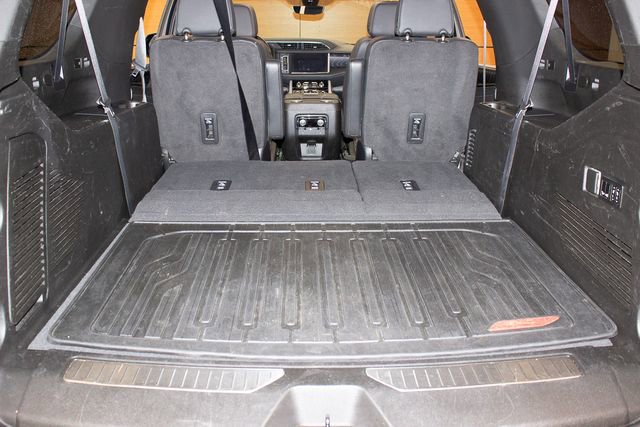 Used 2022 GMC Yukon XL Denali w/ Denali Premium Package AWD/4WD image 15