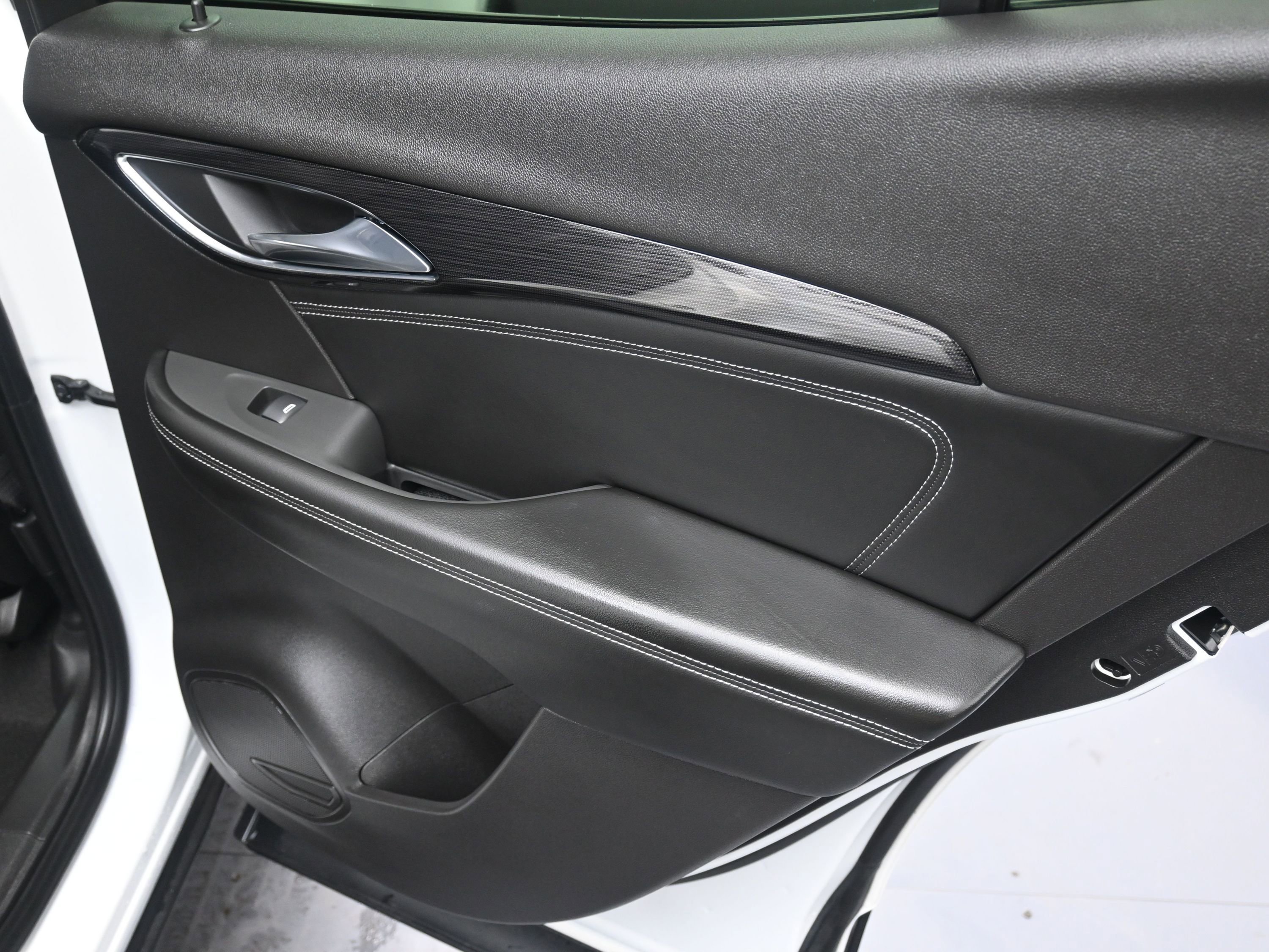 Used 2023 Buick Envision Essence image 25