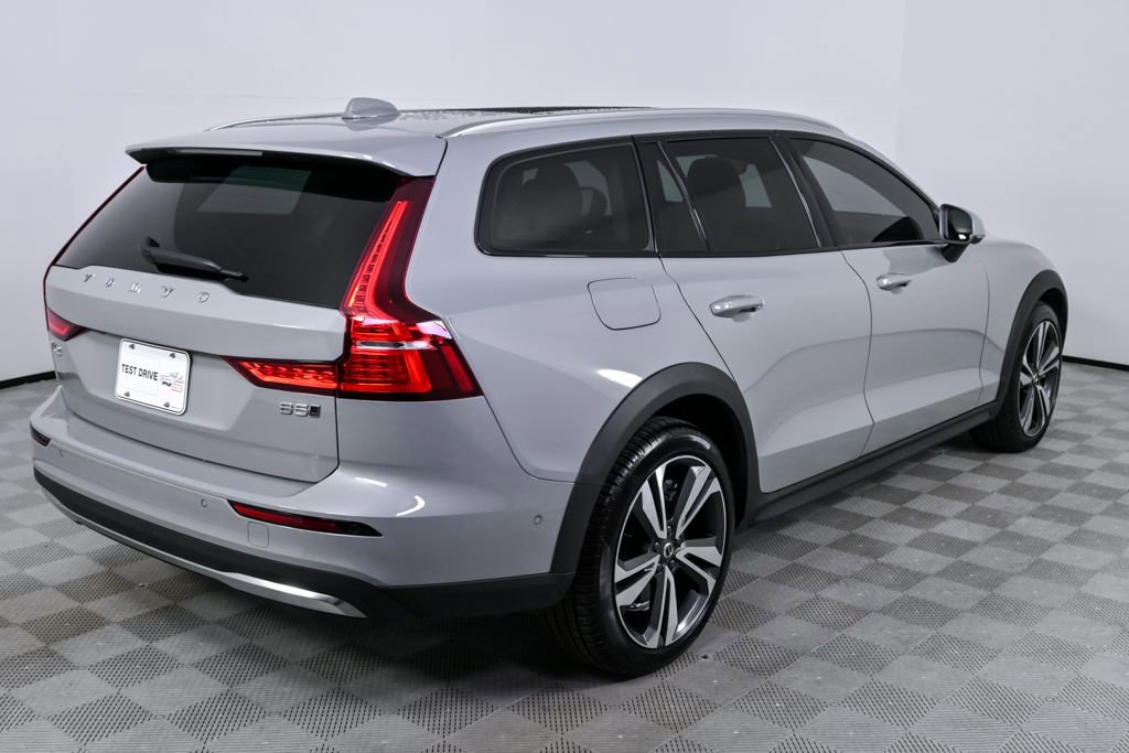 Certified 2025 Volvo V60 B5 Cross Country Plus image 29