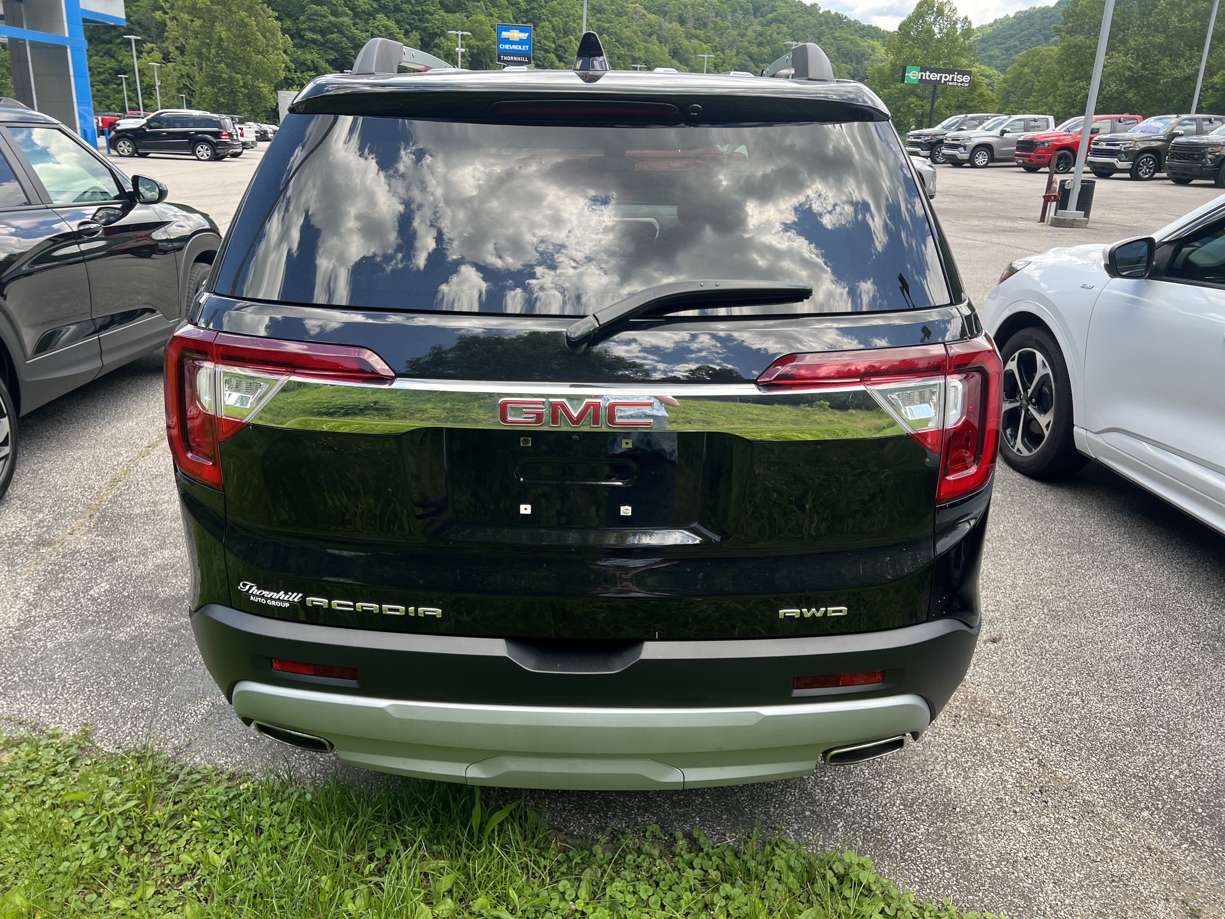 Used 2023 GMC Acadia SLE w/ Driver Convenience Package AWD/4WD image 4