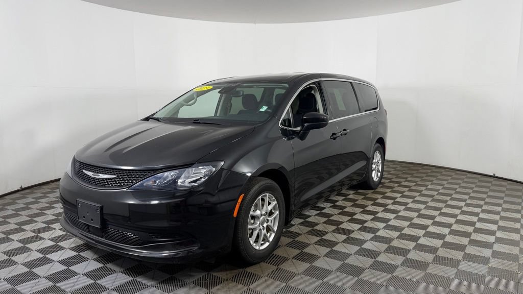 Used 2023 Chrysler Voyager LX FWD image 3