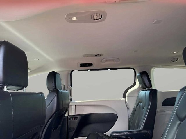 Used 2024 Chrysler Pacifica Touring-L image 9