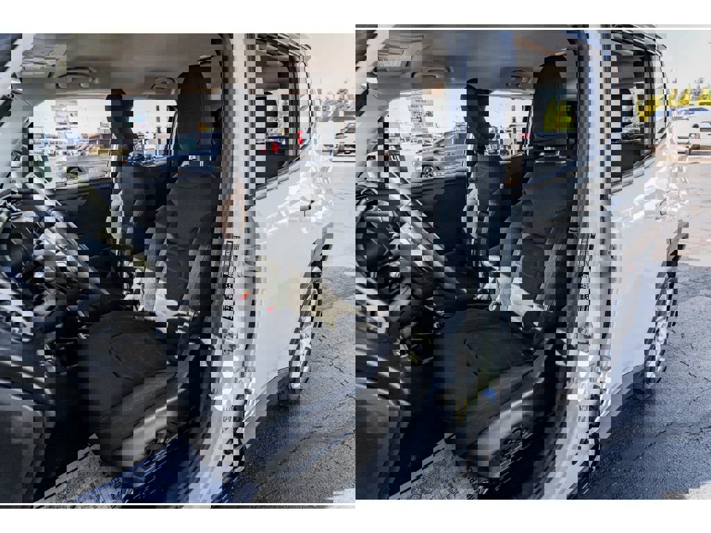 Used 2018 Jeep Renegade Latitude w/ Popular Equipment Group image 8