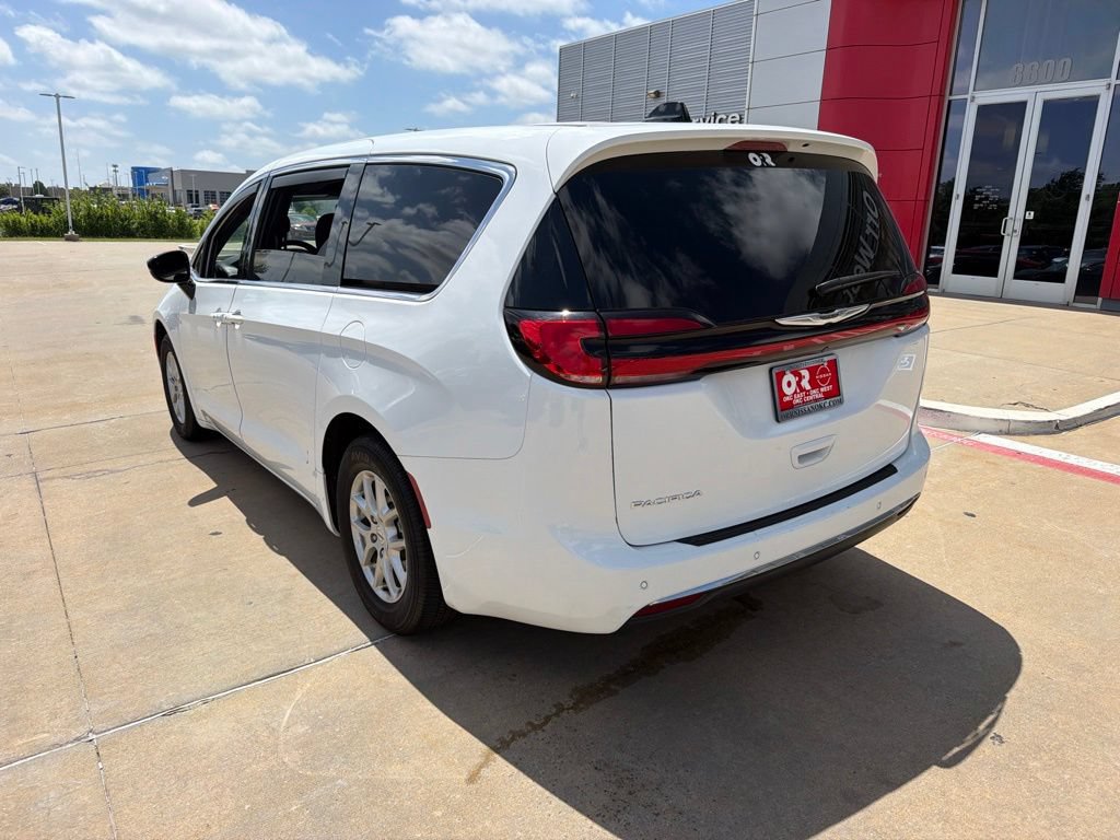 Used 2024 Chrysler Pacifica Touring FWD image 3