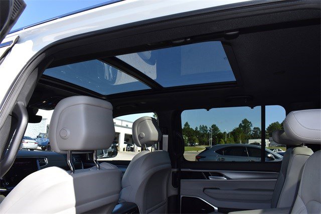 Used 2025 Jeep Wagoneer Series III w/ Premium Group I image 30