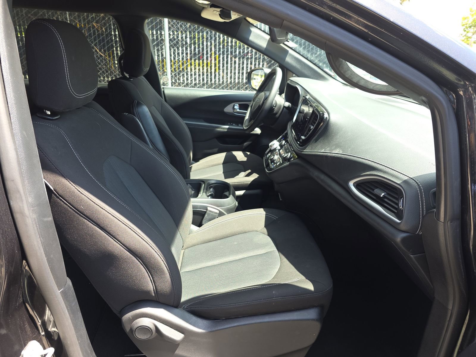 Used 2023 Chrysler Pacifica Touring FWD image 13
