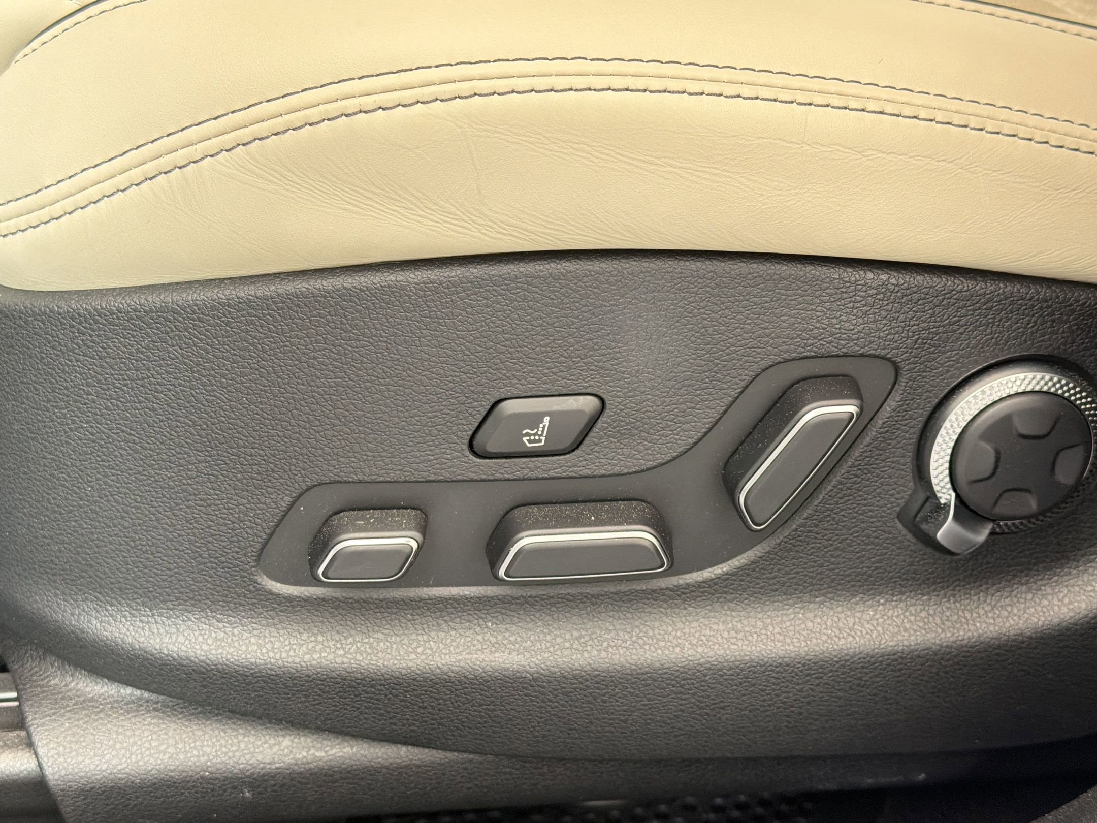 Used 2025 Genesis GV70 3.5T Sport w/ Sport Advanced Package image 16