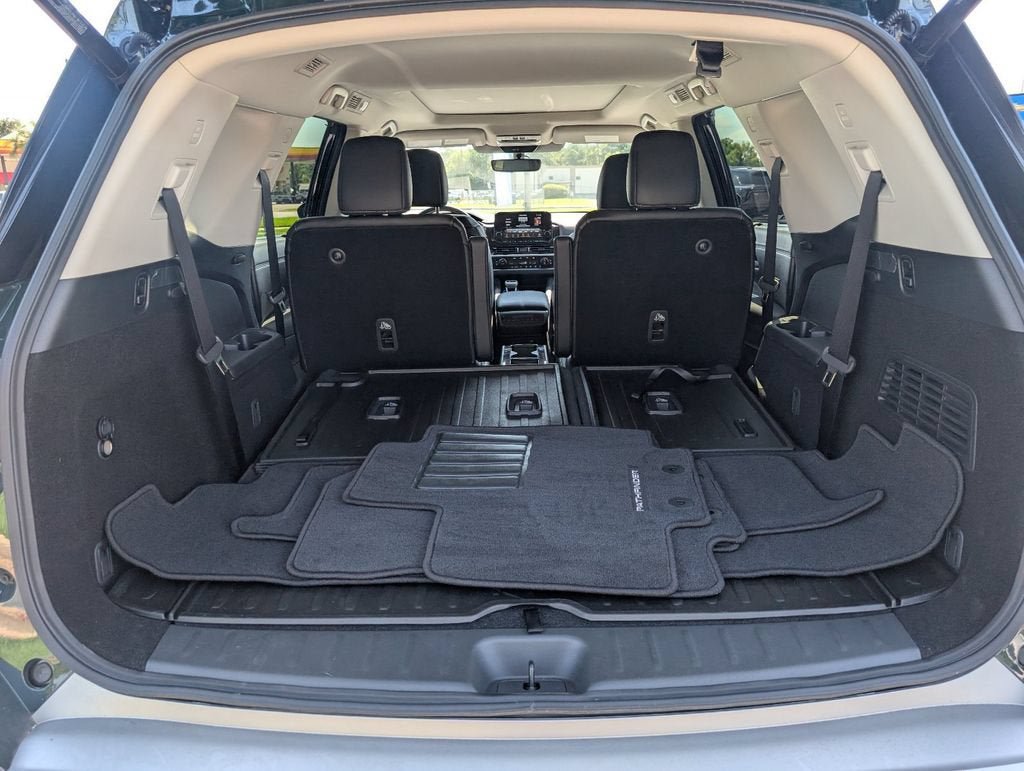 Used 2025 Nissan Pathfinder Platinum FWD image 5