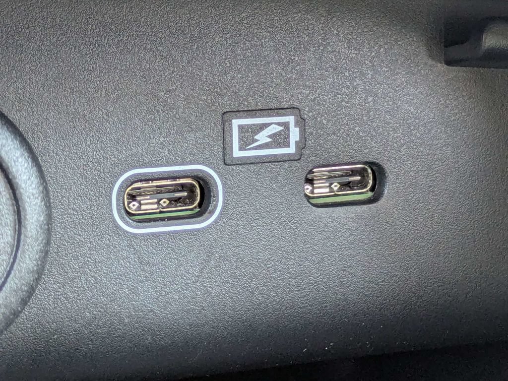Certified 2025 Volvo XC40 B5 Plus AWD/4WD image 21
