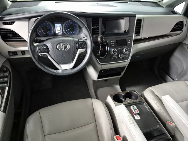 Used 2017 Toyota Sienna XLE image 2
