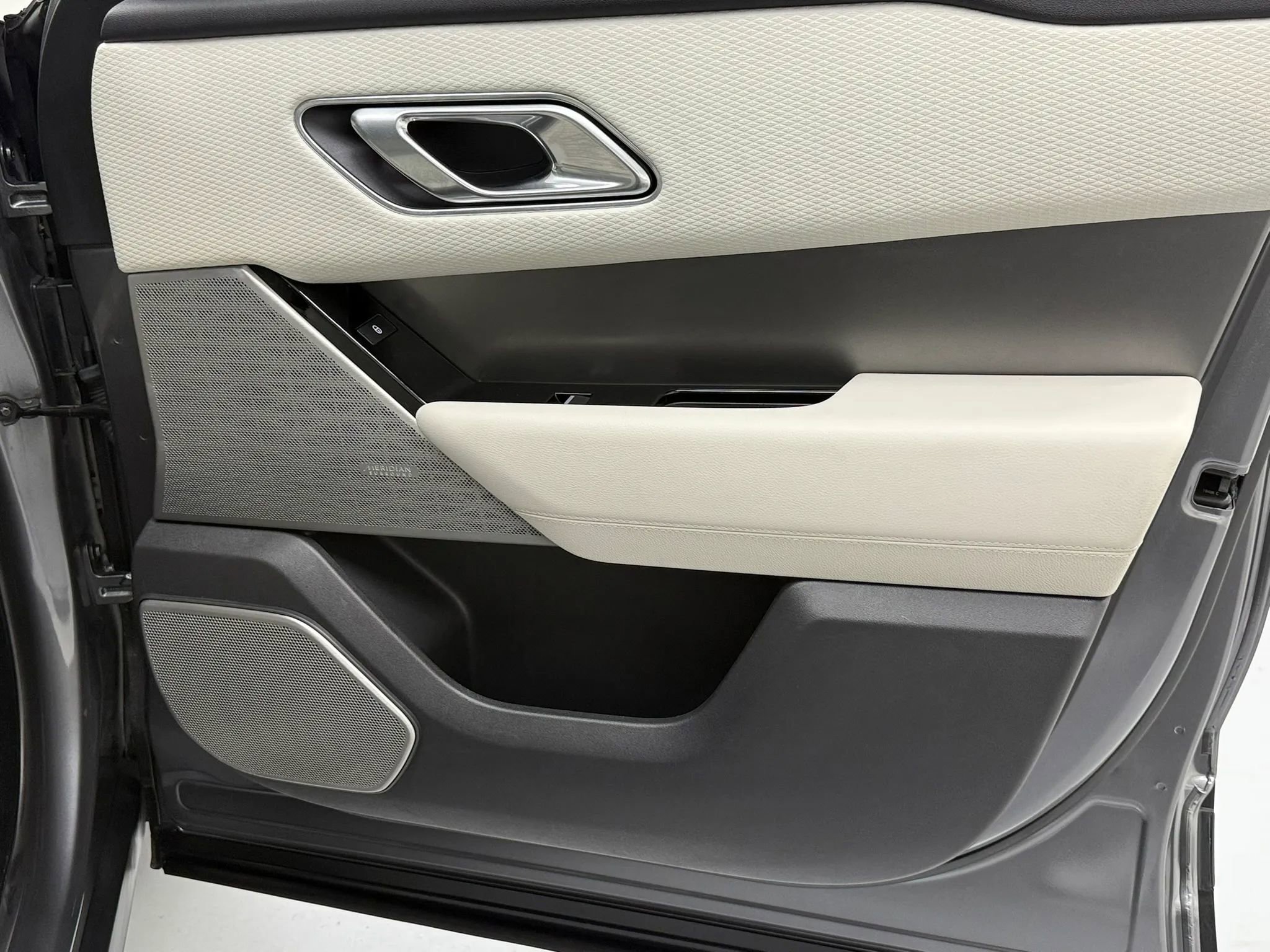 Used 2018 Land Rover Range Rover Velar R-Dynamic SE image 25