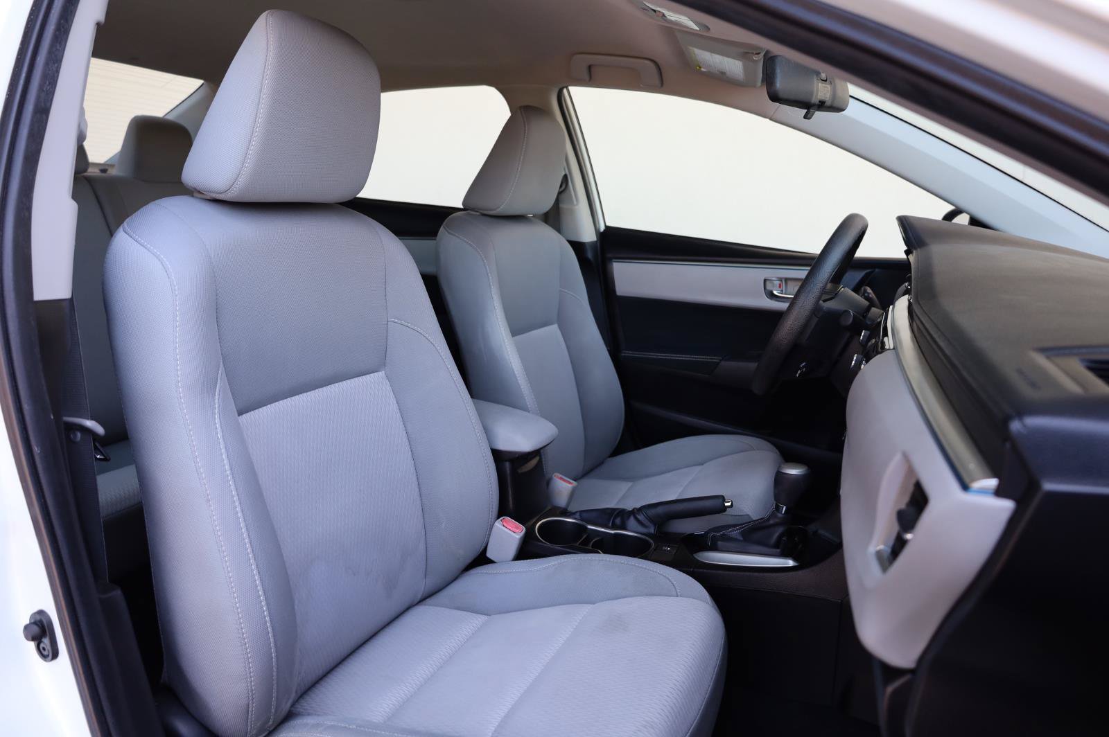Used 2014 Toyota Corolla LE FWD image 29